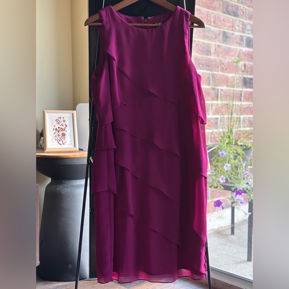 SLNY Dresses & Skirts - SLNY Red Cocktail Dress